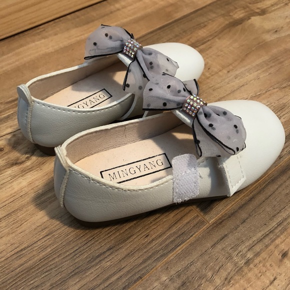 White dress shoes with Velcro straps - Picture 2 of 3